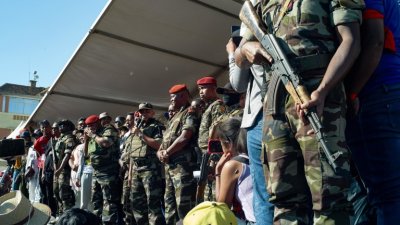 Военните в Мадагаскар поеха контрола над страната, след като президентът избяга в чужбина