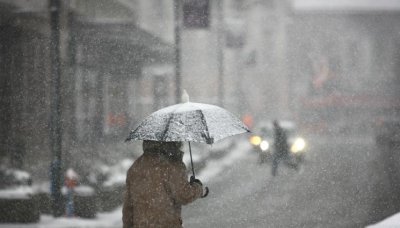 Сняг, дъжд и бурен вятър връхлитат България