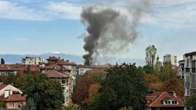 Голям пожар край Медицинска академия &ndash; пламъци погълнаха апартамент в центъра на София (ВИДЕО)