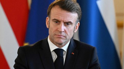 Кризата във Франция се задълбочава: Макрон готви рокада в правителството