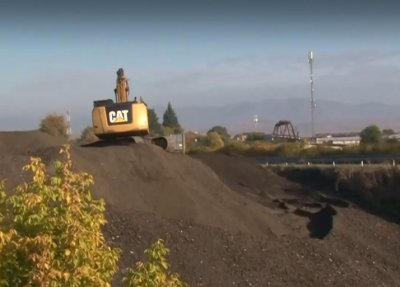 Тонове асфалт изсипани до река Тунджа &ndash; страхове от наводнения и екологична криза