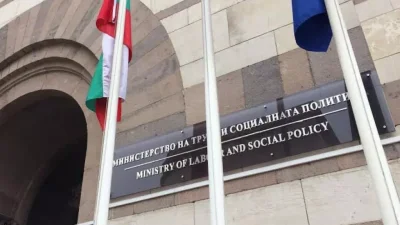 МТСП: 450 000 българи се осигуряват на минимална заплата