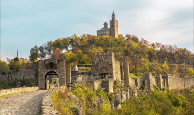 Мъж падна от скала в крепостта &bdquo;Царевец&ldquo;, откараха го в болница с множество фрактури