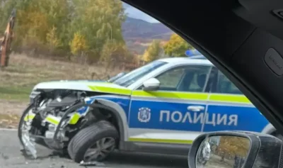 Катастрофа между полицейска кола и лек автомобил блокира Подбалканския път