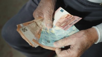 Възрастен мъж хвърля 50-еврови банкноти по минувачи в гръцко градче