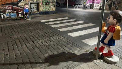 Ще накажат служителя, глобил студента с детските фигури по пешеходни пътеки