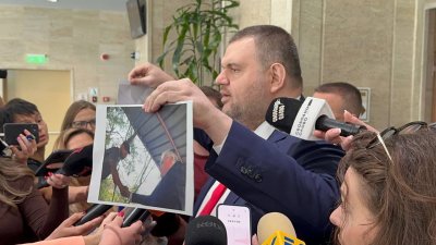 Пеевски показа снимка на Бойко Рашков и Мухарем Мухата, който е един от задържаните на изборите в Пазарджик
