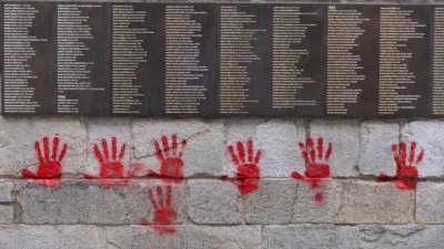 Четирима българи пред френския съд за вандалски графити върху Мемориала на Холокоста