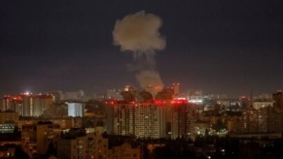 Руска атака порази два многоетажни блока в Киев