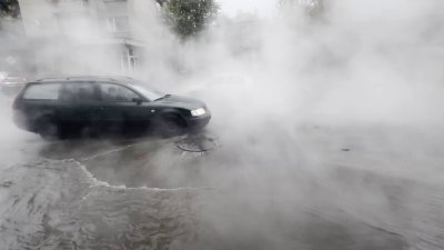 Вряла вода изригна от шахта в Плевен (ВИДЕО)