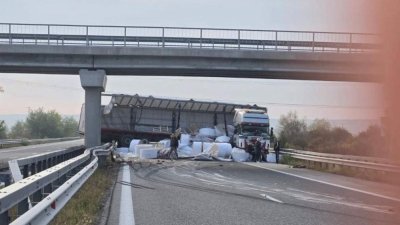 Катастрофа с тир блокира АМ &bdquo;Марица&ldquo; в посока Свиленград