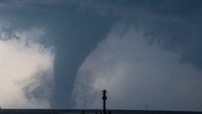 Смъртоносно торнадо удари северно от Париж