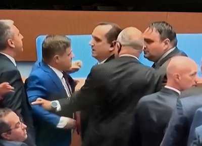 Бой в Народното събрание! Депутати се сдърпаха след речта на Проданов от &bdquo;Възраждане&ldquo; (СНИМКИ)