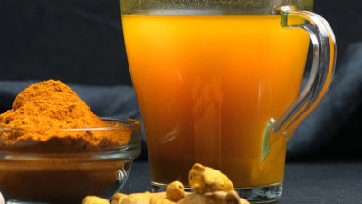 Вода с куркума сутрин: ползи, лечебни свойства и как влияе на организма