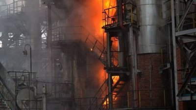 Украйна атакува рафинерия и газопреработвателен завод в Русия