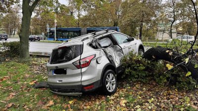 Дрогиран шофьор мина на червено и предизвика зрелищна катастрофа в Бургас (ВИДЕО)