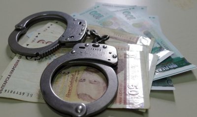 Митнически скандал в Драгоман: Инспектор &bdquo;хванат с ръка в джоба&ldquo; за 1000 лв. подкуп