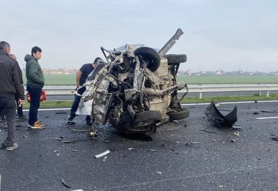 Трима загинали при жесток челен удар на АМ &bdquo;Тракия&ldquo;: Кола прелетя над мантинелата