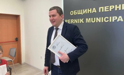 Повече от седмица се леят стотици кубици питейна вода в центъра на Перник, а местната управа нехае