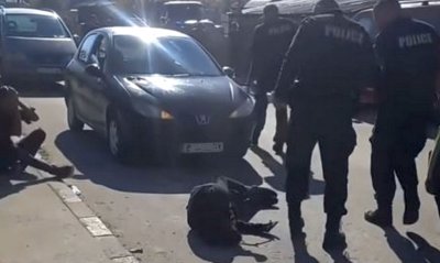 Екшън в село Синдел: Сблъсък между полицаи и местни жители завърши с трима ранени (ВИДЕО)