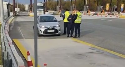 Българин се оплака от тенденциозен тормоз от страна на гръцки полицаи веднага след границата (ВИДЕО)