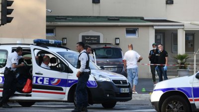 Паника във Франция: Шофьор се вряза в пешеходци, крещейки &bdquo;Аллах акбар&ldquo;