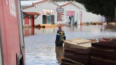 Гърция под вода: Проливни дъждове предизвикаха наводнения и свлачища