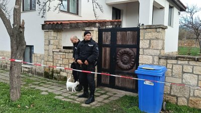 ИЗВЪНРЕДНО: ГДБОП и жандармерия влязоха в къщата на Ивелин Михайлов (СНИМКИ)