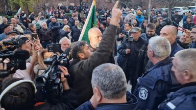 Напрежение и блокада в центъра на София: Граждани настояха за отпадане на реформите в платеното паркиране (СНИМКИ)