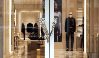 Prada завършва придобиването на Versace след дълго ухажване