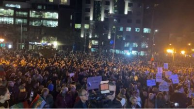   Напрежение във Варна: бомбички и бутилки по време на протеста срещу Бюджет 2026