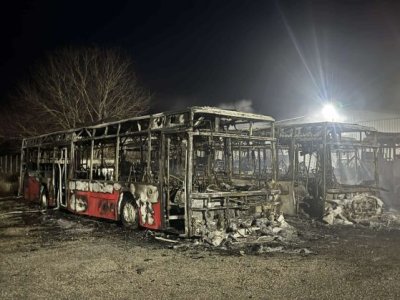 Огнен ад в Костинброд: Изгоряха автобуси и автомобили, общественият транспорт е в колапс