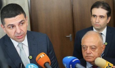 ВМЕСТО ДА СЕ ЗАНИМАЯТ С НЕЩО ВАЖНО ЗА ДЪРЖАВАТА от ДБ отново заявиха, че им е най-важен и дразнещ Делян Пеевски