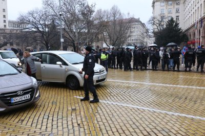 "Развалени" автомобили на симпатизанти на "Величие" блокираха центъра на София в знак на протест