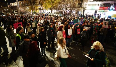 &bdquo;Нито една повече&ldquo;: Протест блокира движението пред Съдебната палата в София (СНИМКИ)