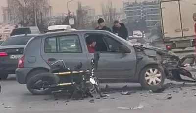 Тежка катастрофа пред УНСС: Мотор и автомобил се сблъскаха (СНИМКИ)