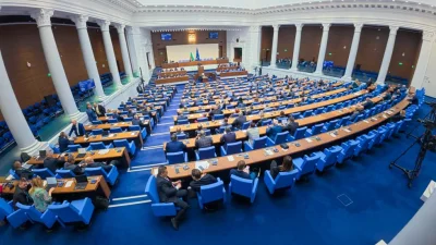 ПЪЛНО БЕЗУМИЕ! Кабинетът оцеля след вот на недоверие, въпреки че преди това подаде оставка!