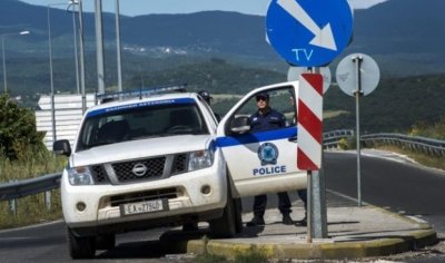 Трима полицаи арестувани в Солун за подкупи от шофьори