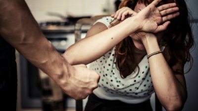 Брутален случай на домашно насилие: 39-годишен мъж арестуван за побой и заплахи за убийство към жена