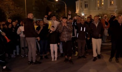 Сблъсъци по време на протест в Сливен: Напрежението ескалира пред сградата на общината