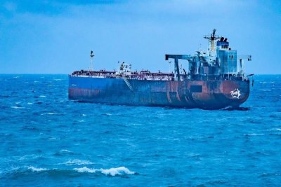 Танкер остава блокиран край Ахтопол за трети ден след успешна доставка на провизии (ВИДЕО)