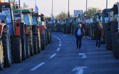 Гръцките фермери продължават протестите: Затворен граничен пункт за тирове между България и Гърция
