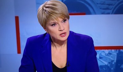 Кошлуков, обясни на подчинената си Поли Златарева, че като взима интервю, трябва да дава шанс на събеседника си да отговори