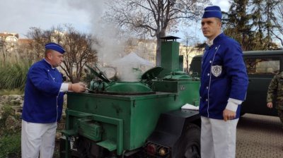 Никулденска еуфория в Бургас: 2000 кг риба, полеви кухни и масово раздаване на курбан