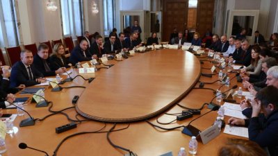 На първо четене: Удължителният закон за бюджета бе приет от две парламентарни комисии