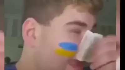 БРУТАЛНО! Изрод с нарисувано украинско знаме на лицето издуха носа си с българска банкнота от 10 лева (ВИДЕО)