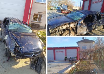 Млад шофьор в критично състояние след зрелищен удар в Павел баня