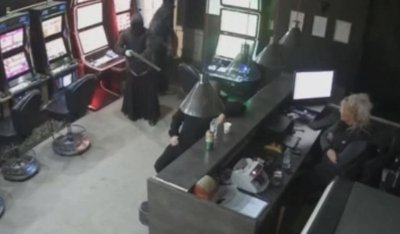 Стрелба и паника навръх Коледа: Маскирани мъже с пушки всяха ужас в казино в Хаджидимово (ВИДЕО)