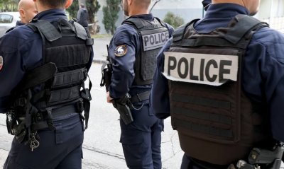 Хаос в Париж: 30 души нападнаха полицаи, има ранени
