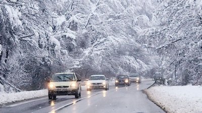 Зимни условия по пътищата: мокри настилки, сняг по проходите и предупреждения от АПИ